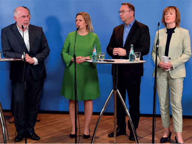 Die Verhandlungsführer erläutern das Tarifergebnis vor der Presse.