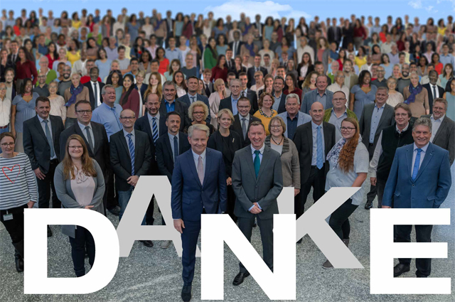 Sehr viele VdB Vertreter posieren für ein Gruppenfoto.