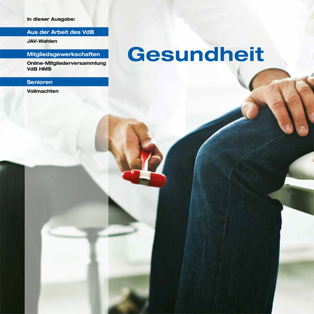 Magazin-Titelseite mit dem Schwerpunkt "Gesundheit". Ein Arzt hält einen roten Reflexhammer nahe dem Knie eines Patienten, der eine blaue Jeans trägt.