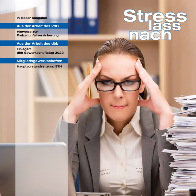 Magazin-Titelseite mit dem Schwerpunkt "Stress lass nach". Eine gestresste Frau mit Brille sitzt an einem Schreibtisch, hält ihren Kopf in den Händen und blickt überfordert auf einen Laptop und Papierstapel.